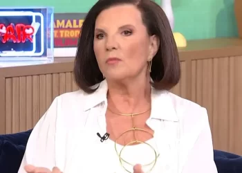 Άννα Μπιθικώτση: «Είχαν απειλήσει τον πατέρα μου με όπλο για να μην τραγουδήσει στις συναυλίες του Μίκη Θεοδωράκη»