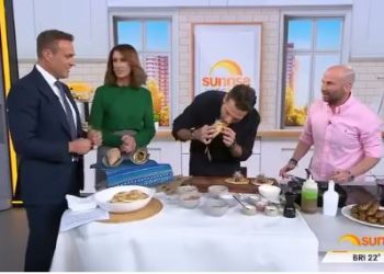 Κωνσταντίνος Αργυρός: Δοκίμασε σουβλάκι με κιμά από καγκουρό σε τηλεοπτική εκπομπή στην Αυστραλία