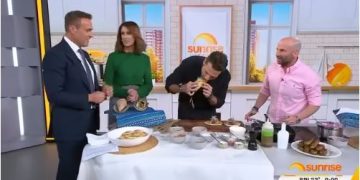 Κωνσταντίνος Αργυρός: Δοκίμασε σουβλάκι με κιμά από καγκουρό σε τηλεοπτική εκπομπή στην Αυστραλία