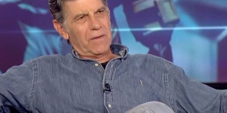 Ξεσπά ο Γιάννης Μπέζος: «Αυτά είναι κονσομασιόν, αμερικανιές της πλάκας, η κακή εκδοχή της σόουμπιζ»