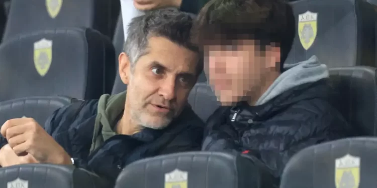 Φοίβος: Η σπάνια κοινή εμφάνιση με τον 16χρονο γιο του στο γήπεδο