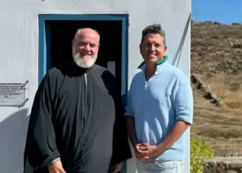 Γιάννης Πουλόπουλος: Το εκκλησάκι που έφτιαξε στη Μύκονο στη μνήμη του αδελφού του 30 χρόνια μετά τον θάνατό του