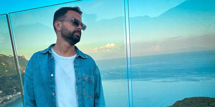 Συγκλονίζει ο Ηλίας Βρεττός: «Αισθάνθηκα πολύ έντονα και δυνατά το άγγιγμα του Θεού»