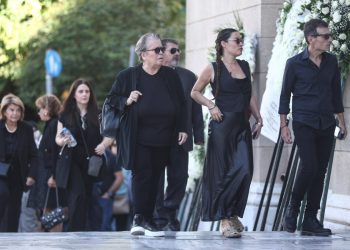 Διονύσης Σαββόπουλος: «Ένωσες τα κομμάτια μας» – Συγκλονιστικοί επικήδειοι από Ιωαννίδη, Φασουλή και Γαλάνη