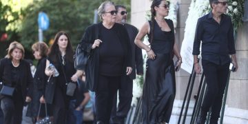 Διονύσης Σαββόπουλος: «Ένωσες τα κομμάτια μας» – Συγκλονιστικοί επικήδειοι από Ιωαννίδη, Φασουλή και Γαλάνη