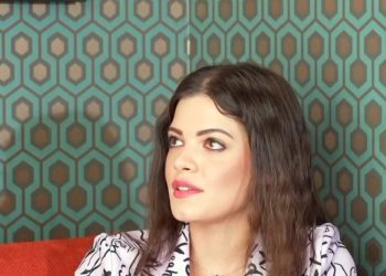 Τζένη Καζάκου: «Θεωρώ ανόητο να με συγκρίνει κάποιος με τη γιαγιά μου» – Τι είπε για τη σχέση της με τον παππού της