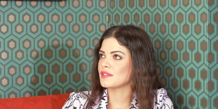 Τζένη Καζάκου: «Θεωρώ ανόητο να με συγκρίνει κάποιος με τη γιαγιά μου» – Τι είπε για τη σχέση της με τον παππού της