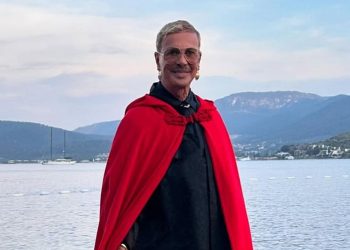 Λάκης Γαβαλάς: Δείχνει την τεφροδόχο του – «Οι στάχτες μου θα πεταχτούν στον Κορινθιακό…»