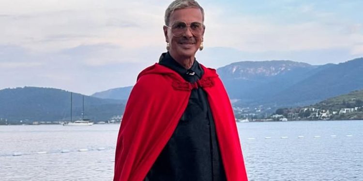 Λάκης Γαβαλάς: Δείχνει την τεφροδόχο του – «Οι στάχτες μου θα πεταχτούν στον Κορινθιακό…»