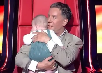 The Voice: Η τρυφερή στιγμή που ο Γιώργος Μαζωνάκης πήρε στην αγκαλιά του ένα μωρό και το τάισε