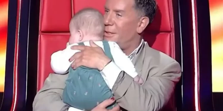 The Voice: Η τρυφερή στιγμή που ο Γιώργος Μαζωνάκης πήρε στην αγκαλιά του ένα μωρό και το τάισε