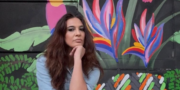 Κωνσταντίνα Μπεκιάρη: «Το σύστημα μπάζει αέρα από παντού», λέει η πρώην σύζυγος του Βασίλη Μπισμπίκη για το περιστατικό με την Δέσποινα Βανδή και το περιπολικό