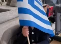 Κωνσταντίνος Αργυρός – Αλεξάνδρα Νίκα: Η φωτογραφία με τον γιο τους να κρατά την ελληνική σημαία