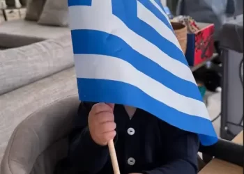 Κωνσταντίνος Αργυρός – Αλεξάνδρα Νίκα: Η φωτογραφία με τον γιο τους να κρατά την ελληνική σημαία