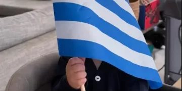 Κωνσταντίνος Αργυρός – Αλεξάνδρα Νίκα: Η φωτογραφία με τον γιο τους να κρατά την ελληνική σημαία