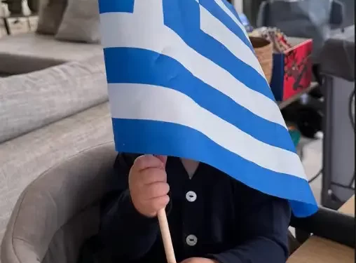 Κωνσταντίνος Αργυρός – Αλεξάνδρα Νίκα: Η φωτογραφία με τον γιο τους να κρατά την ελληνική σημαία