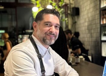 Πάνος Ιωαννίδης: Οικογενειακή απόδραση στο Πήλιο με τη σύντροφό του και τον γιο τους