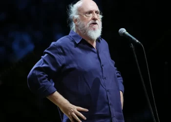Διονύσης Σαββόπουλος: «Έβαλε το βιβλίο δίπλα στο κομοδίνο και μετά έκλεισε τα μάτια του…» – Η αποκάλυψη του Γιώτη Κιουρτσόγλου