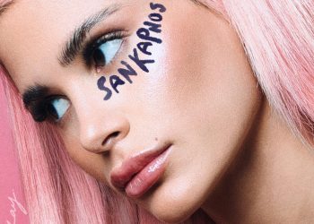 Η Mikay κάνει pure pop και το «Σαν Καπνός» είναι η απόδειξη