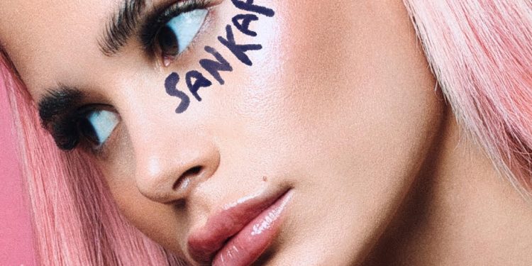 Η Mikay κάνει pure pop και το «Σαν Καπνός» είναι η απόδειξη