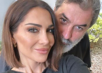 Δέσποινα Βανδή – Βασίλης Μπισμπίκης: Επέστρεψαν από τη Ρώμη – Η αντίδρασή τους στις ερωτήσεις των δημοσιογράφων στο αεροδρόμιο