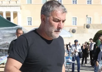 Ο Βασίλης Μπισμπίκης στο Σύνταγμα για τον Πάνο Ρούτσι: «Ήθελε να δει εμένα και τη Δέσποινα Βανδή»