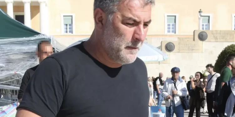 Ο Βασίλης Μπισμπίκης στο Σύνταγμα για τον Πάνο Ρούτσι: «Ήθελε να δει εμένα και τη Δέσποινα Βανδή»