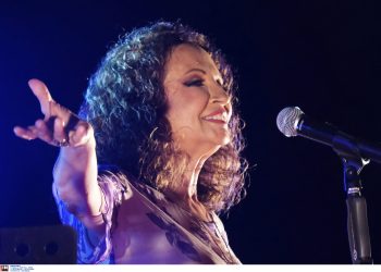 Γλυκερία: «Ήθελε πριν πεθάνει, να με δει να τραγουδάω ζωντανά»