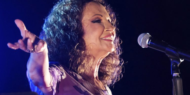 Γλυκερία: «Ήθελε πριν πεθάνει, να με δει να τραγουδάω ζωντανά»