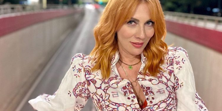 Σμαράγδα Καρύδη: Η συγκινητική εξομολόγηση για τον πατέρα της – «Πριν φύγει ταλαιπωρήθηκε αρκετά»