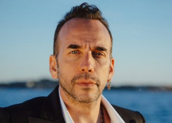 Πάνος Μουζουράκης: «Η Έλενα Παπαρίζου θα βαφτίσει τον γιο μου»