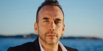 Πάνος Μουζουράκης: «Η Έλενα Παπαρίζου θα βαφτίσει τον γιο μου»