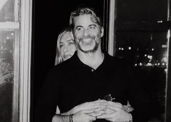 Τζένιφερ Άνιστον: Η πολυαναμενόμενη φωτογραφία με τον σύντροφό της, Τζιμ Κέρτις – «Αγάπη μου»