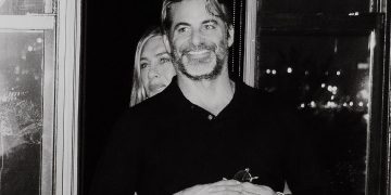 Τζένιφερ Άνιστον: Η πολυαναμενόμενη φωτογραφία με τον σύντροφό της, Τζιμ Κέρτις – «Αγάπη μου»