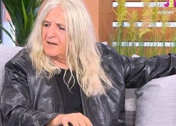 Ο Νίκος Καρβέλας «ξαναχτυπά»: αιχμηρά σχόλια για το έντεχνο τραγούδι και τη μουσική σκηνή