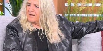 Ο Νίκος Καρβέλας «ξαναχτυπά»: αιχμηρά σχόλια για το έντεχνο τραγούδι και τη μουσική σκηνή