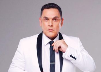 Ο Αντώνης Λουδάρος μας βάζει στο πνεύμα των Χριστουγέννων με το πιο cozy στολισμένο σπίτι!