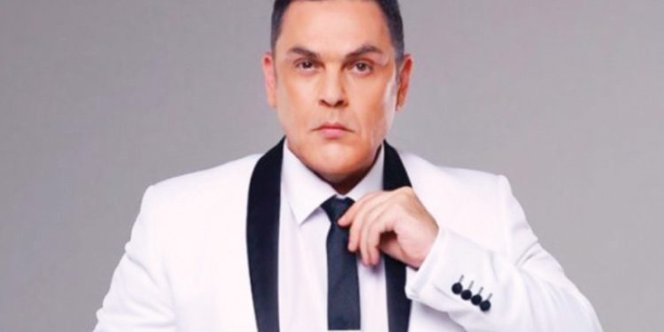 Ο Αντώνης Λουδάρος μας βάζει στο πνεύμα των Χριστουγέννων με το πιο cozy στολισμένο σπίτι!