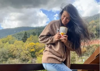 Μαρία Κορινθίου: «Οι άνθρωποι έχουμε τρελαθεί, υπάρχει πολλή ζήλεια και φθόνος»