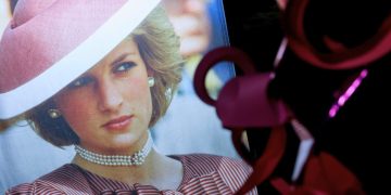 Βασιλικός θρήνος: Πέθανε ο προσωπικός σχεδιαστής της Νταϊάνα, Πολ Κοστέλο – Μούσα και εμβληματικές εμφανίσεις