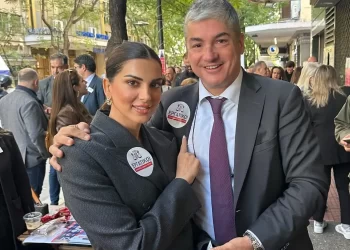 Σταματίνα Τσιμτσιλή: Στο πλευρό του συζύγου της μαζί με τα παιδιά τους στις εκλογές του Δικηγορικού Συλλόγου Αθηνών