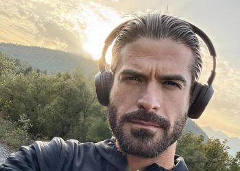 Άρης Μουγκοπέτρος για τα προσθετικά μέλη: «Οι κόρες μου ήρθαν, μου χαϊδέψαν το χέρι και μου είπαν “μπαμπά το μιμί πέρασε”»