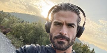 Άρης Μουγκοπέτρος για τα προσθετικά μέλη: «Οι κόρες μου ήρθαν, μου χαϊδέψαν το χέρι και μου είπαν “μπαμπά το μιμί πέρασε”»