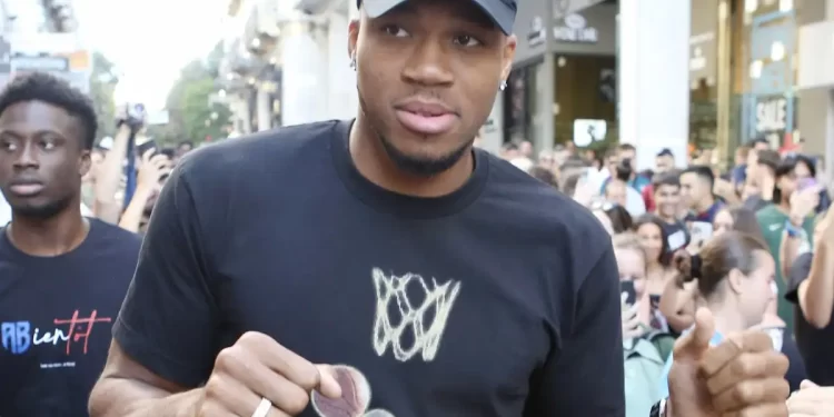 Γιάννης Αντετοκούνμπο: Ενοχλημένος με τα δημοσιεύματα που τον θέλουν να μετακομίζει στη Νέα Υόρκη