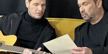 Ο Κώστας Μακεδόνας και ο Γιάννης Χριστοδουλόπουλος στο studio