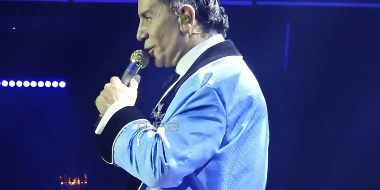 Γιώργος Μαζωνάκης: Βγήκε έξω από το νυχτερινό κέντρο που εμφανίζεται για να χαιρετήσει το πλήθος κόσμου που ήταν συγκεντρωμένο