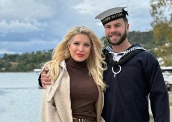 Ελένη Μενεγάκη: Συγκινημένη στην ορκωμοσία του γιου της στο ναυτικό – «Μονάκριβε μου σ’ αγαπώ όσο δεν φτάνει ο νους σου»