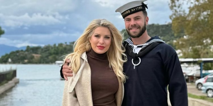 Ελένη Μενεγάκη: Συγκινημένη στην ορκωμοσία του γιου της στο ναυτικό – «Μονάκριβε μου σ’ αγαπώ όσο δεν φτάνει ο νους σου»