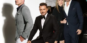 O Χρήστος Μενιδιάτης στο TLIFE: Το νέο τραγούδι, ο απολογισμός και τα 25 χρόνια πορείας με τη σύζυγό του