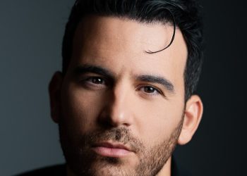 Νικηφόρος Βυθούλκας: Είναι άβολο τις γιορτές, στη ζεστασιά της οικογένειας, εσύ να λες «γεια» για να μην αργήσεις στο μαγαζί